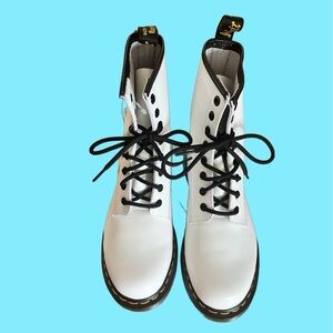 Doc  Martens White and Black Combat Airwair w/Bouncing Sole Boots 9 NWOT